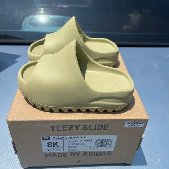 Yeezy slides size 8k toddler - Picture 3 of 6